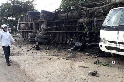 Xe tải mất lái tông chết người đang đứng trên vỉa hè