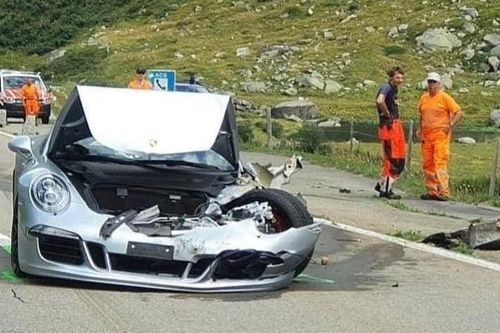 Siêu xe 3 triệu USD Bugatti Chiron va chạm với Porsche 911 GTS