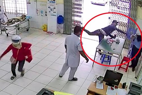 Đánh bảo vệ khi bị nhắc đeo khẩu trang