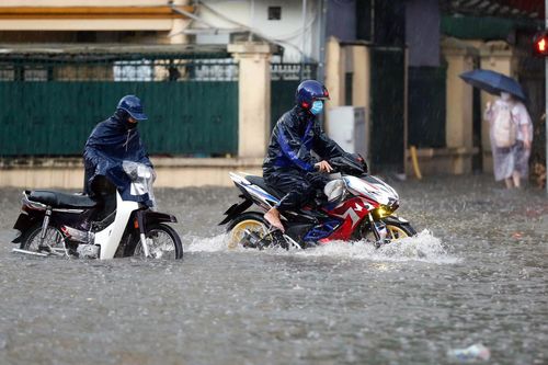 Hà Nội mưa lớn, nguy cơ ngập nhiều tuyến phố