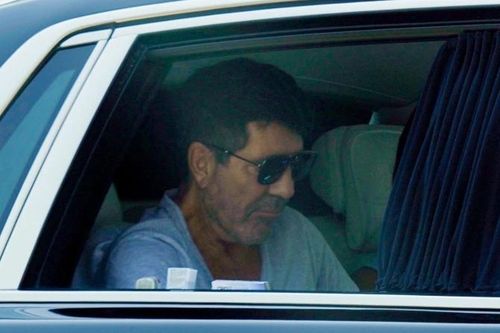 Simon Cowell xuất hiện sau tai nạn gãy xương