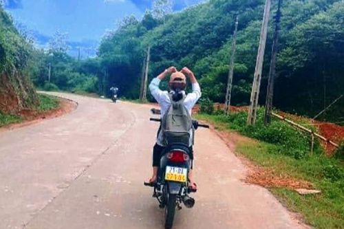 Nghịch dại rồi đăng facebook, nữ sinh lớp 10 bị tạm giữ xe 7 ngày
