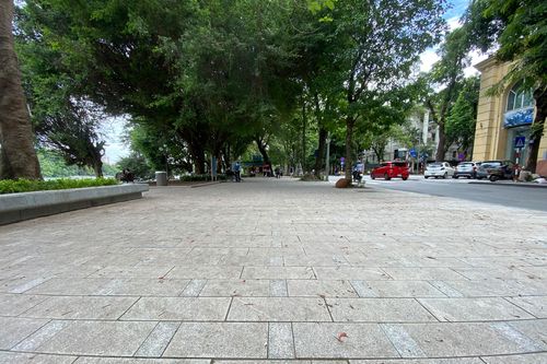Hà Nội: Người dân thích thú với diện mạo mới của vỉa hè và bờ kè Hồ Gươm