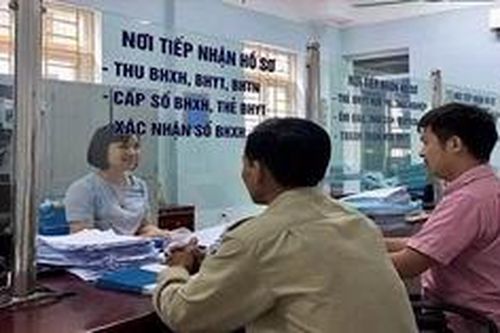 Cắt đóng BHXH tại xã để đóng tại doanh nghiệp có được không?