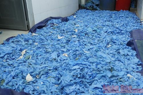 Phát hiện cơ sở tái chế số lượng lớn găng tay và đồ bảo hộ y tế đã qua sử dụng
