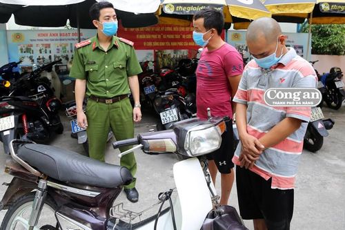 Đôi bạn cùng… lùi!