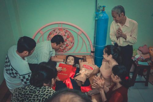 Trường ĐH Công nghệ Miền Đông đặc cách trao bằng tốt nghiệp cho nữ sinh viên