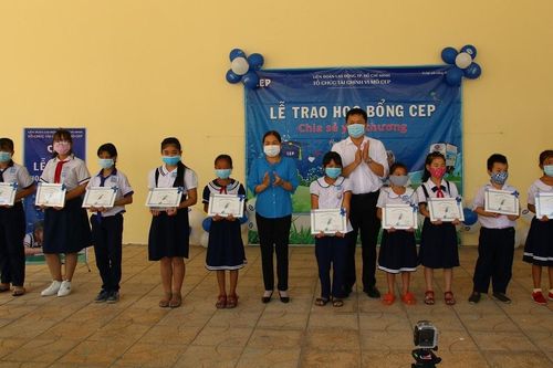 Tiền Giang: Tiếp sức HS hoàn cảnh khó khăn trước thềm năm học mới
