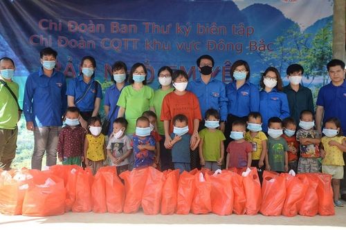 Đài Tiếng nói Việt Nam san sẻ khó khăn với bà con huyện Ba Bể, Bắc Kạn trong dịch Covid-19