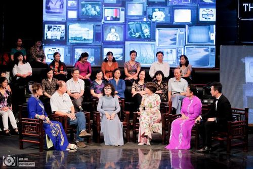 'Bật tivi tìm ký ức': Xúc động về những ngày đầu làm truyền hình