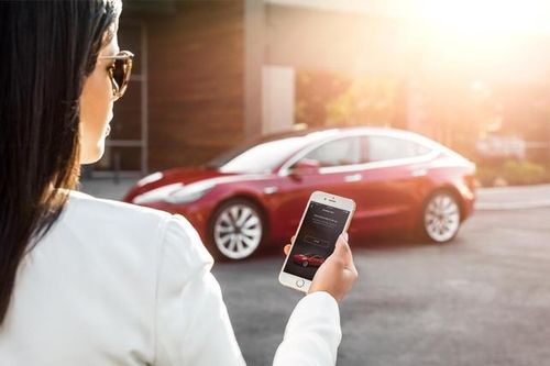Nhiều chủ xe Tesla hack phần mềm để mở tính năng mới không mất phí
