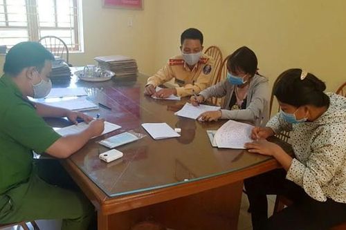Phạt nữ sinh lái xe máy buông tay ôm đầu chụp ảnh đăng lên Facebook