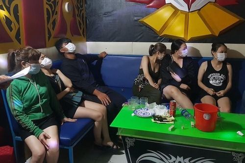Nhóm thanh niên tụ tập trong quán karaoke để 'phê' ma túy