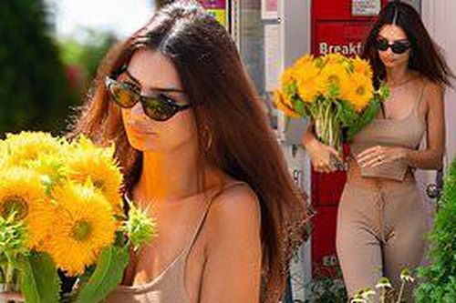 Emily Ratajkowski eo thon chân dài xuống phố
