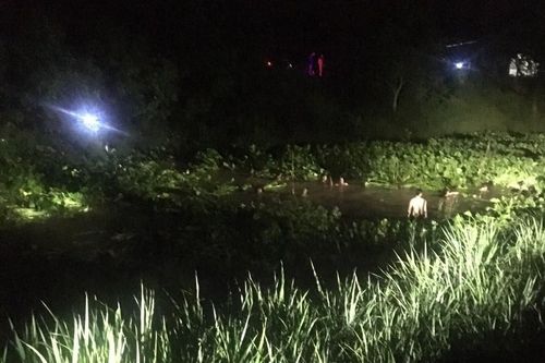 Cứu bạn bị trượt chân ngã xuống kênh, bé gái 10 tuổi tử vong
