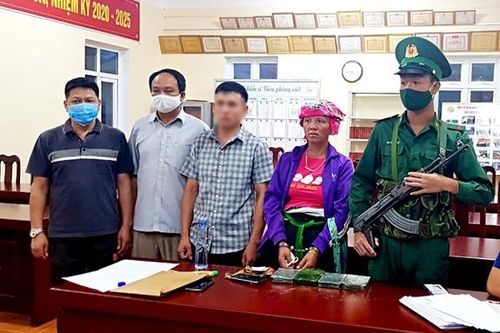 Bắt quả tang một phụ nữ Lào mang 4 bánh heroin vào Việt Nam