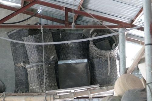 Lão nông xóa đói, giảm nghèo nhờ tái chế lốp cao su cũ thành đồ gia dụng