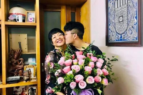 Quà tặng sinh nhật của con trai khiến MC Thảo Vân nghẹn ngào