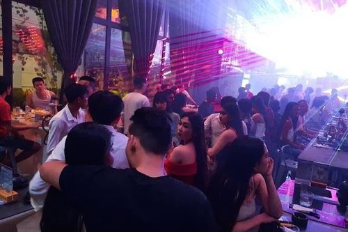 Bất chấp lệnh cấm, quán bar ở Bình Dương vẫn chật kín khách
