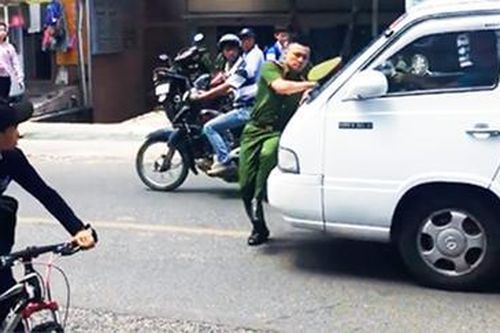 Bắt đối tượng điều khiển ô tô lao vào cảnh sát