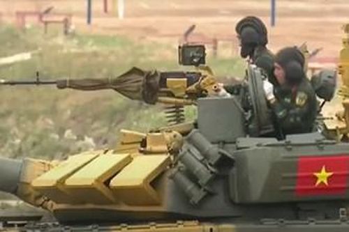 Đội tuyển Việt Nam về đích đầu tiên ở lượt đi mở đầu chặng đua Tank Biathlon-2020