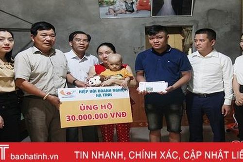 Hiệp hội Doanh nghiệp Hà Tĩnh trao 30 triệu cho bé trai mắc ung thư 'kép'