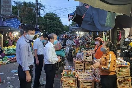 Chủ tịch Thừa Thiên Huế đi chợ, nhắc nhở bà con tiểu thương phòng chống dịch