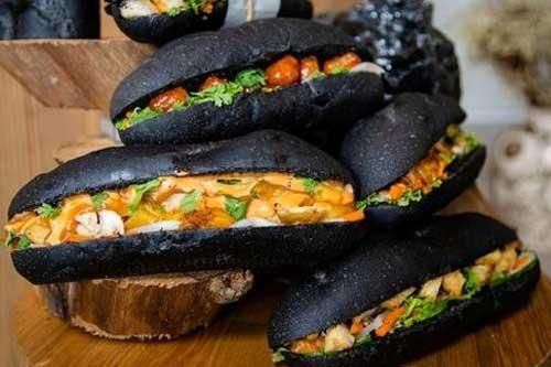 Công thức chuẩn làm bánh mỳ 'bóng đêm' - món ăn đang 'làm mưa làm gió' trên mạng xã hội