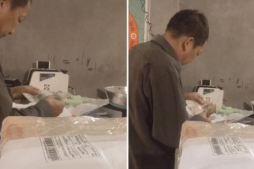 Cư dân mạng 'rưng rưng' nước mắt khoảnh khắc người bố đếm từng tờ tiền để gửi cho 2 cô con gái đóng học phí đại học