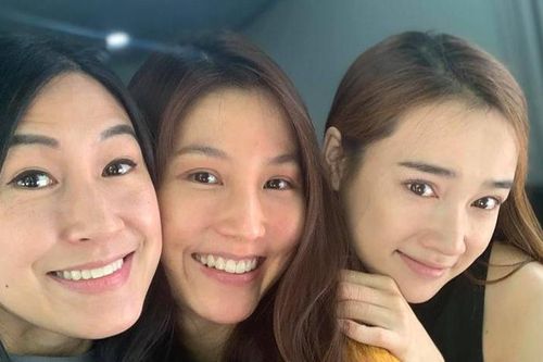 Rũ bỏ phấn son, Diễm My 9X bị 'chặt đẹp' bởi nhan sắc rạng rỡ của 'gái một con' Nhã Phương