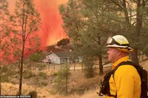 California 'đỏ lửa' vì hàng trăm đám cháy rừng