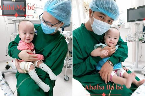 Xúc động trước khoảnh khắc vui tươi rạng rỡ của cặp song sinh Trúc Nhi - Diệu Nhi khi được bố mẹ bế ẵm trên tay