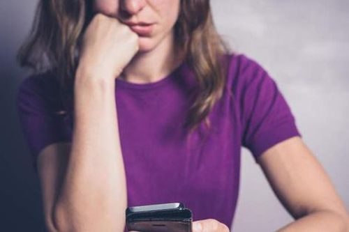 Phát hiện ra vợ 'chat' đêm với trai trẻ