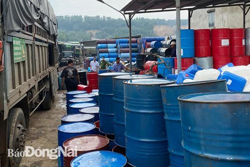 Phát hiện hơn 6,4 tấn nghi chất thải nguy hại đổ ra môi trường
