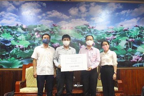 Công đoàn cơ sở Cục Thuế Quảng Trị tặng 5 triệu đồng phòng, chống COVID-19