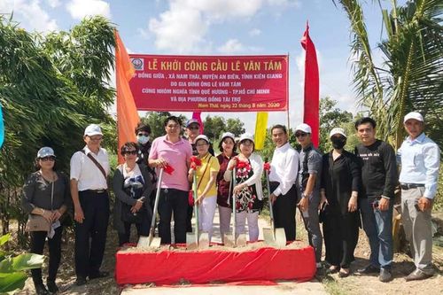 Khởi công xây cầu, bàn giao nhà, tặng quà tại các nơi