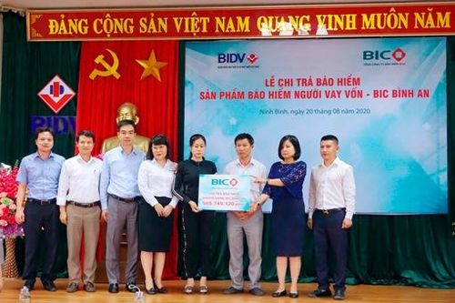 BIC trao hơn 1,5 tỷ đồng quyền lợi bảo hiểm cho khách hàng vay vốn