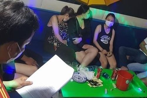 10 thanh niên phê ma túy trong quán karaoke bất chấp lệnh phòng chống dịch