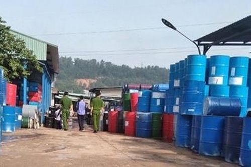 Tạm giữ 1.000 thùng nhiễm hóa chất tại cơ sở xả thải trái quy định