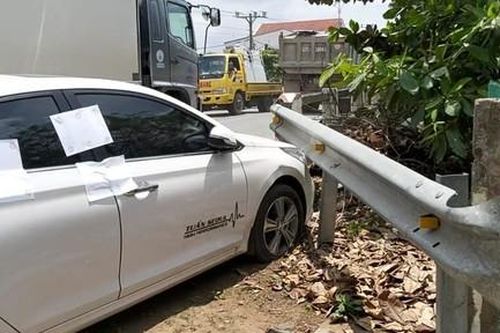 Xe 'điên' gây tai nạn rồi bỏ chạy, tài xế khóa cửa ngồi... lắc lư