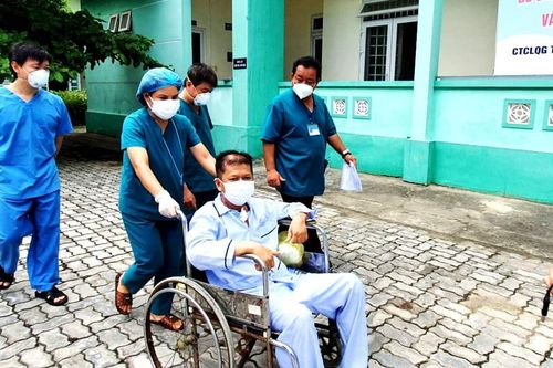 Bệnh nhân COVID-19 phải chạy ECMO, thay huyết tương được xuất viện