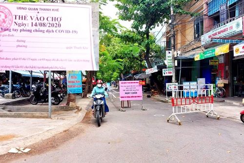 Phát hiện người đi chợ mắc COVID-19, Đà Nẵng đổi thẻ vào chợ