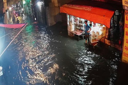 Mưa lớn cuối giờ chiều, một số tuyến phố nội đô Hà Nội lại bị úng ngập