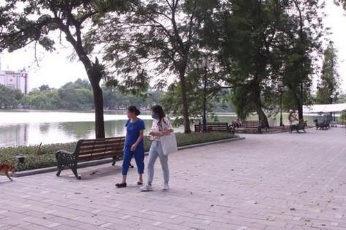Người dân Thủ đô ngỡ ngàng vì Hồ Gươm thay áo mới