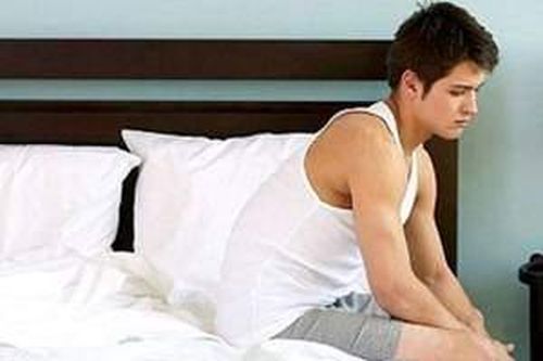 Khi cậu nhỏ không 'chào cờ' buổi sáng, chuyện gì đang xảy ra?