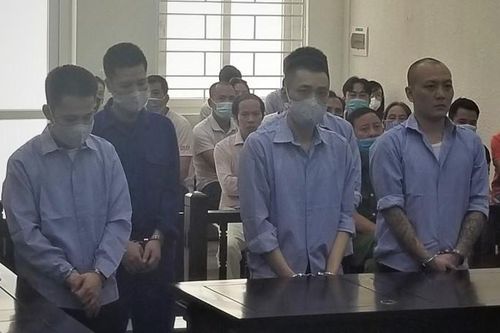 Nhóm 'giang hồ' hung hãn gí dao vào cổ chiến sĩ công an trấn lột tiền
