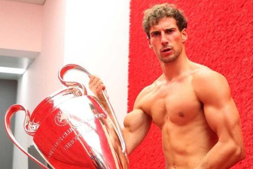 Sao Bayern khoe bắp tay bên cúp bạc Champions League