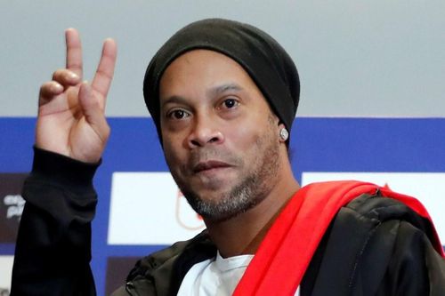 Ronaldinho mở tiệc khi được trả tự do