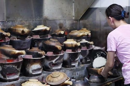 Nhà hàng cơm niêu danh tiếng 40 năm ở Singapore