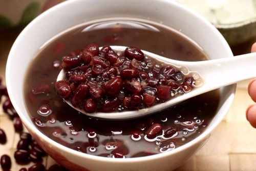 Nấu chè đậu đỏ thưởng thức trong ngày Thất Tịch
